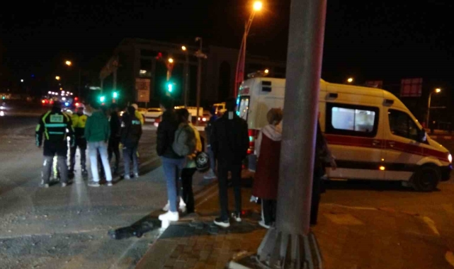 Otomobil ile çarpışan motosiklet yola savruldu: 2 yaralı
