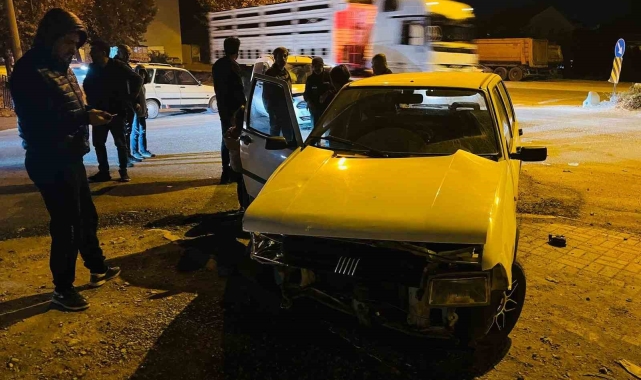 Otomobil ile hafif ticari araç çarpıştı: 3 yaralı