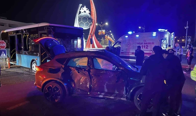 Otomobil ile halk otobüsü çarpıştı, 2'si çocuk 9 yaralı