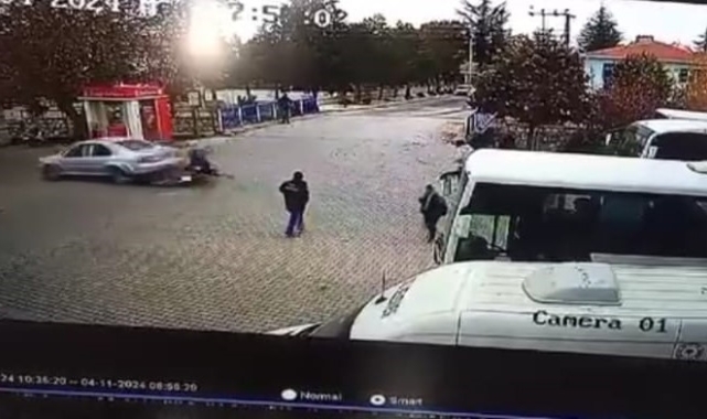 Otomobile çarpan motosiklet sürücüsünün metrelerce savrulduğu kaza kameraya yansıdı