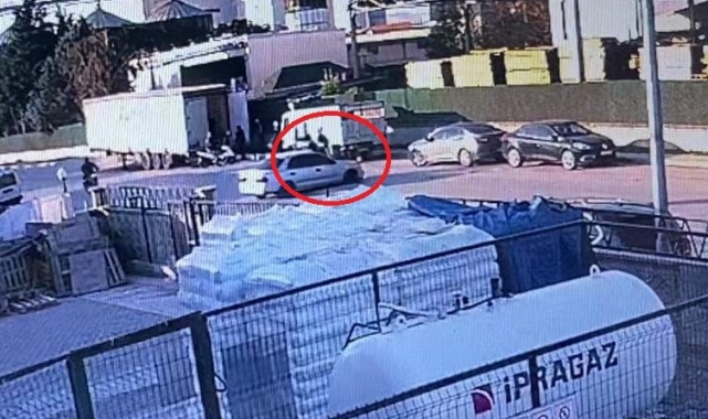 Otomobille çarpışan motosikletteki 2 kişinin yaralandığı anlar kamerada