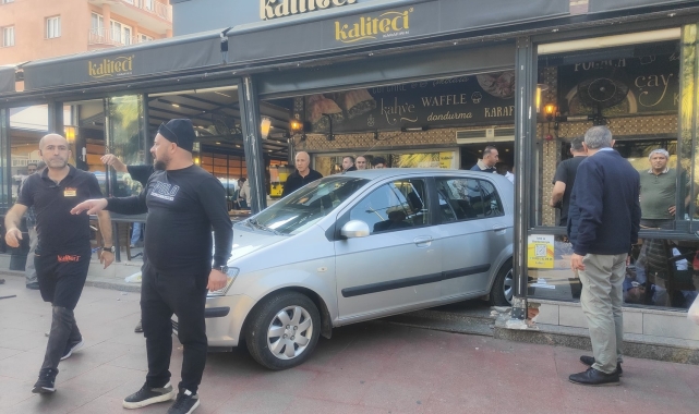 Otomobille kafeye daldı: 1'i ağır 4 yaralı