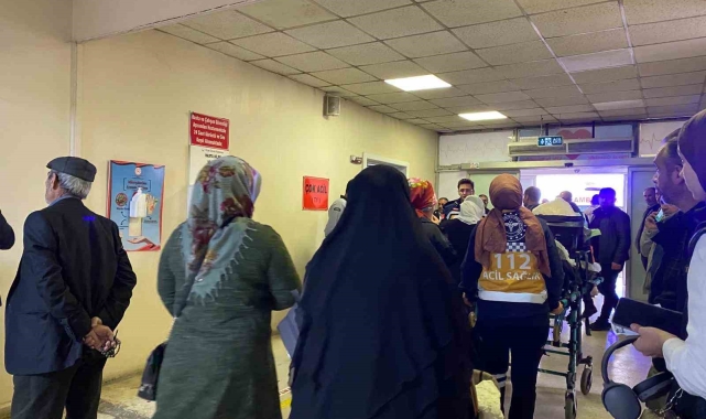 Otomobille kamyonet kafa kafaya çarpıştı: 8 yaralı