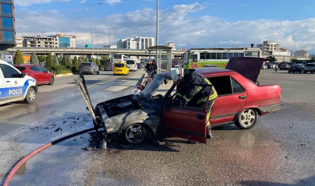 Otopark çıkışında alev alan otomobil kullanılamaz hale geldi