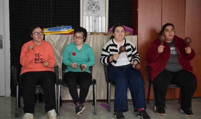 Özel öğrenciler iletişim becerilerini müzikle geliştiriyor