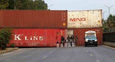 Pakistan'da eski Başbakan Khan'ın destekçileri sokağa indi