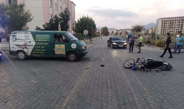 Panelvan minibüsle çarpışan motosikletli yaralandı