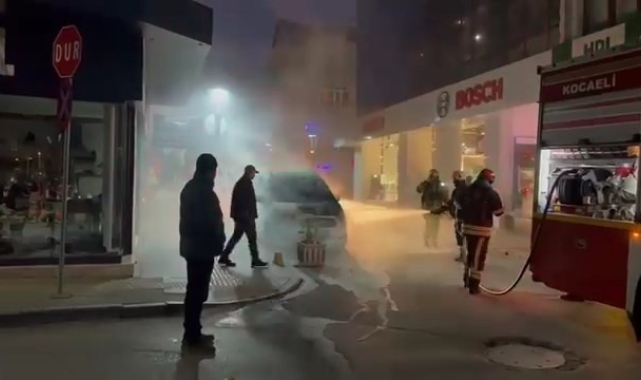 Park halindeki araçta yangın çıktı