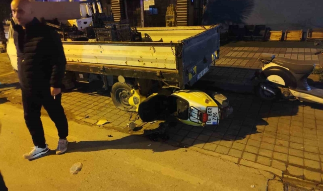 Park halindeki kamyonete çarpan motosiklet sürücüsü yaralandı