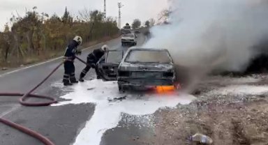Park halindeki otomobil çıkan yangında küle döndü