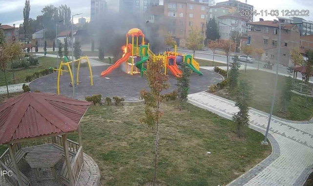 Parkta oynayan çocuklar oyun grubunu yaktı