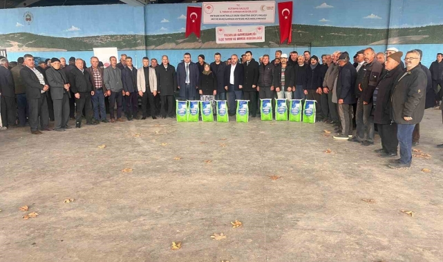 Pazarlar'da üreticilere 'Bordo bulamacı' dağıtıldı