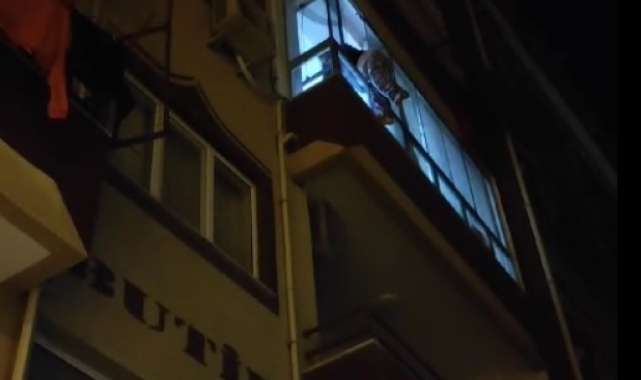 Pencereden kendini sarkıtan kadın, polisin 'Herkes senin şarkılarından mutlu' sözüyle ikna oldu