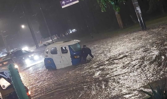 Peru&#039;da sel ve toprak kaymalarında 30 bina yıkıldı