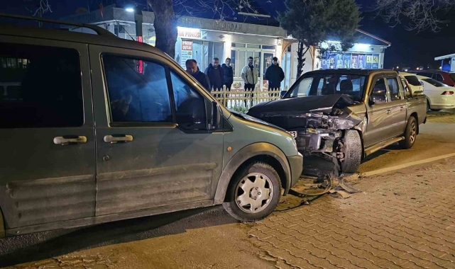 Pikap ile hafif ticari araç kafa kafaya çarpıştı: Sürücüler burnu bile kanamadan kurtuldu