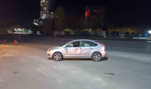 Polis noktasından kaçan otomobil başka bir araca çarptı