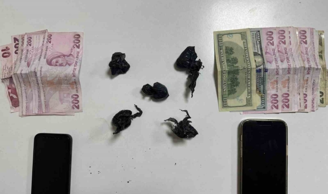 Polisin "Dur" ihtarına uymadı, araçtan uyuşturucu çıktı