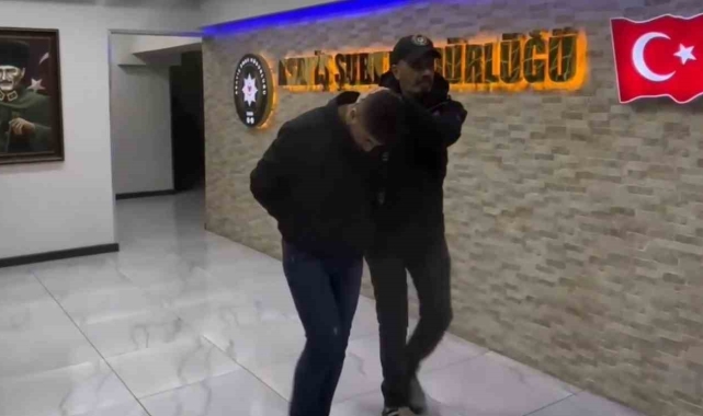 Polisin durdurduğu kişiden 3 Milyon TL'lik döviz ve ziynet eşyası çıktı