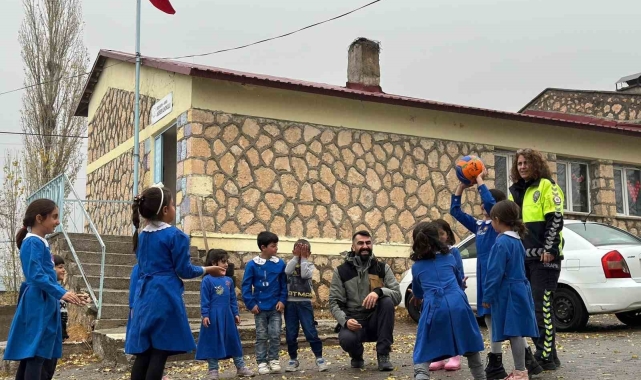 Polisten minik kalplere küçük dokunuş