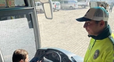 Polisten sürücü ve yolculara emniyet kemeri uyarısı