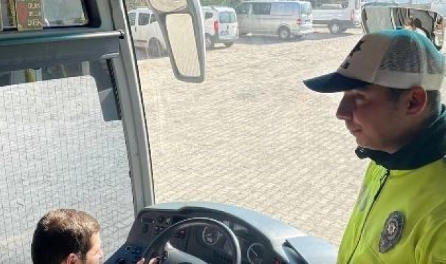 Polisten sürücü ve yolculara emniyet kemeri uyarısı