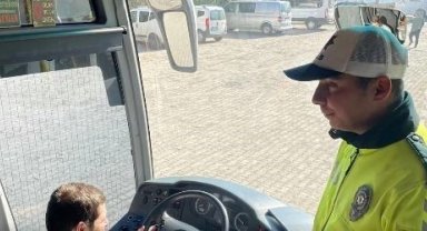 Polisten sürücü ve yolculara emniyet kemeri uyarısı