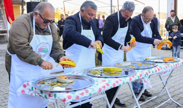 Protokol üyeleri kabak dilimini en kısa sürede soymak için yarıştı