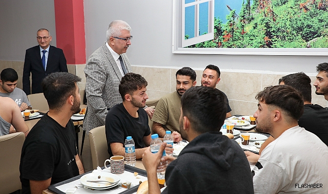 Rektör Taşdemir, öğrencilerle kahvaltıda buluştu