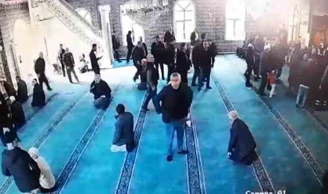 Rize'de deprem anı güvenlik kameralarına yansıdı