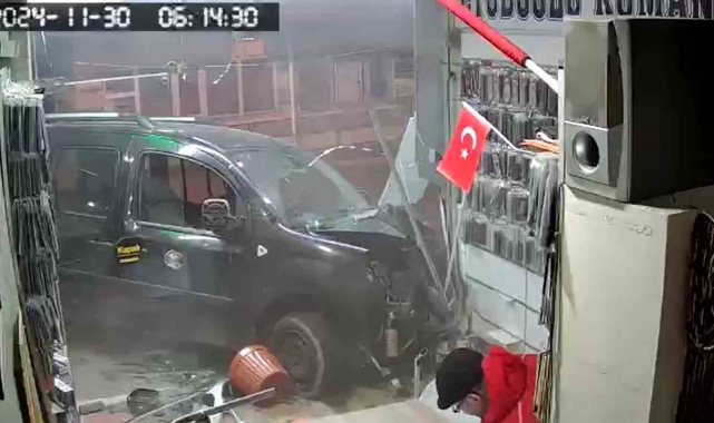Rize'de hafif ticari araç iş yerine girdi o anlar güvenlik kamerasına yansıdı
