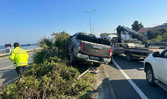 Rize'de otomobil direğe çarptı: 2 yaralı