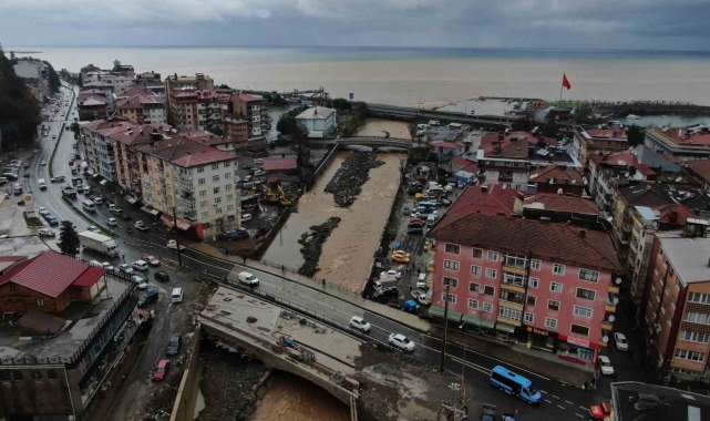 Rize'de yoğun yağışın ardından derelerin getirdiği çamur denizin rengini değiştirdi