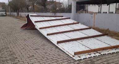 Rüzgarda uçan çatı elektrik tellerini kopardı