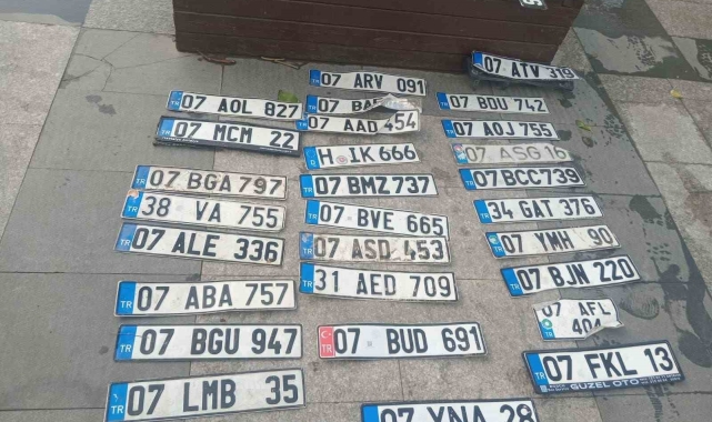 Sağanak sonrası düşen plakasını bulamayan sürücüler oraya koştu