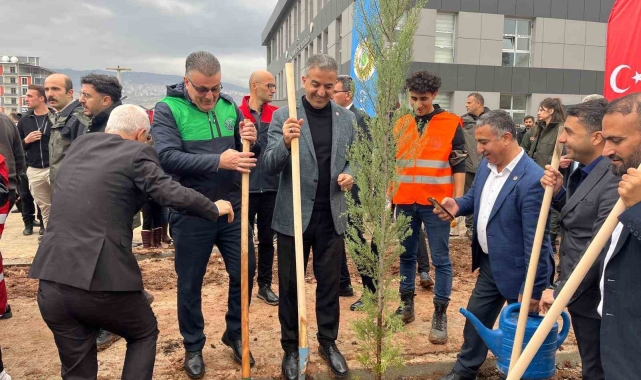 Sağlıkçılar Şırnak'ta 400 fidanı toprakla buluşturdu