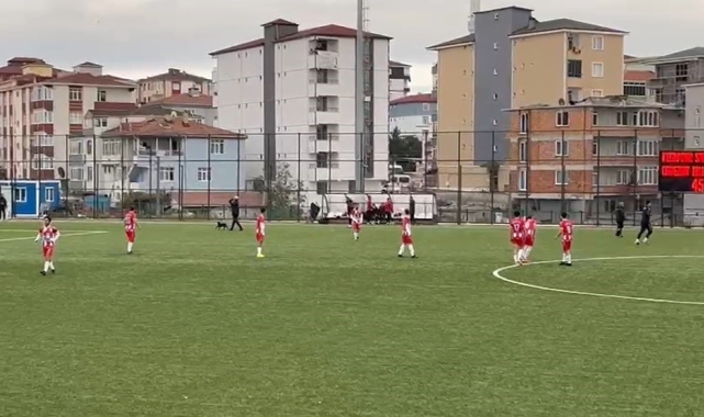 Sahanın sevimli ziyaretçisi futbolcuların antrenmanına ortak oldu