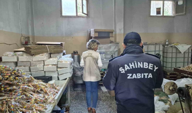 Şahinbey Belediyesi zabıta ekipleri bozuk ürünlere el koydu