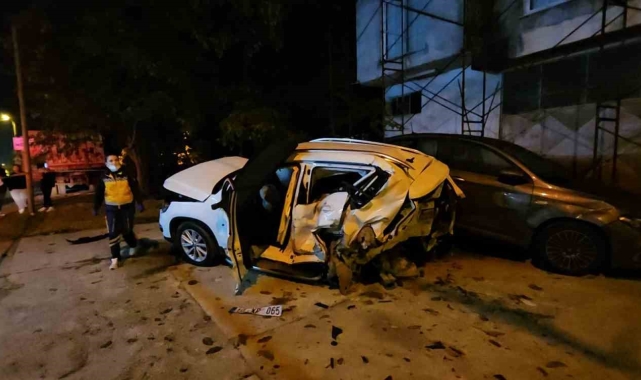 Sakarya'da ambulans ve üç aracın karıştığı zincirleme kaza kamerada: 1 ölü, 3 yaralı