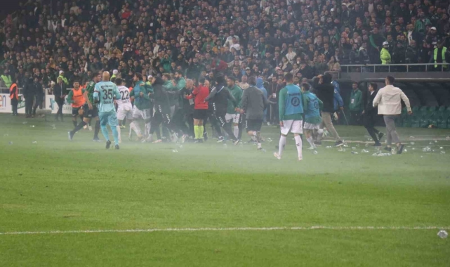 Sakaryaspor-Kocaelispor maçında ortalık karıştı, maç 15 dakika uzadı