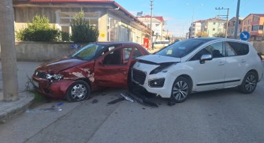 Samsun'da iki otomobilin çarpıştığı kazada karı koca yaralandı