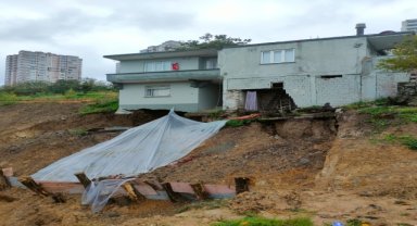 Samsun'da toprak kayması sonucu 2 katlı bina hasar gördü
