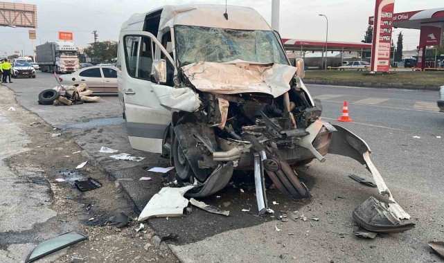 Şanlıurfa'da işçi servisi ile tır çarpıştı: 12 yaralı