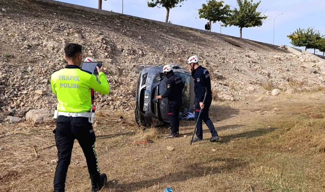 Şanlıurfa'da otomobil şarampole devrildi: 3 yaralı