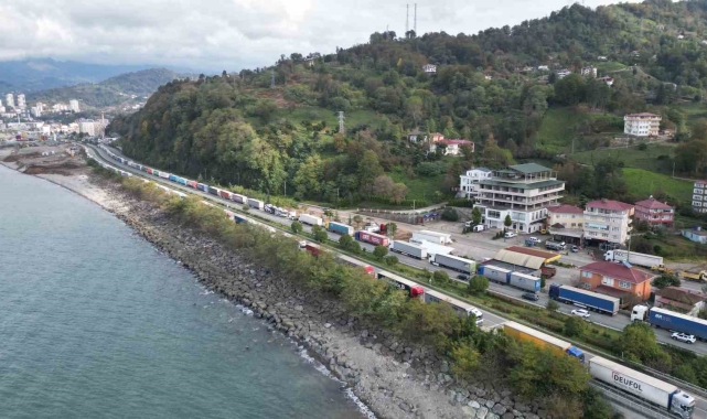 Sarp Sınır Kapısı'nda tırlar kilometrelerce kuyruk oluşturdu