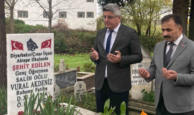 Şehit Öğretmen Vural Akdeniz, kabri başında anıldı