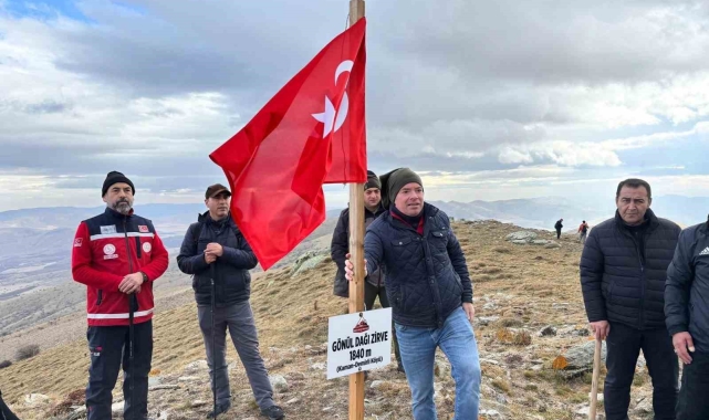 Şehit öğretmenler anısına yürüyüş yapıp fidan diktiler