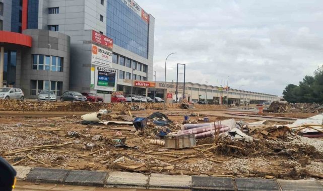 Sel felaketinin vurduğu İspanya'da yaralarını sarmaya çalışıyor