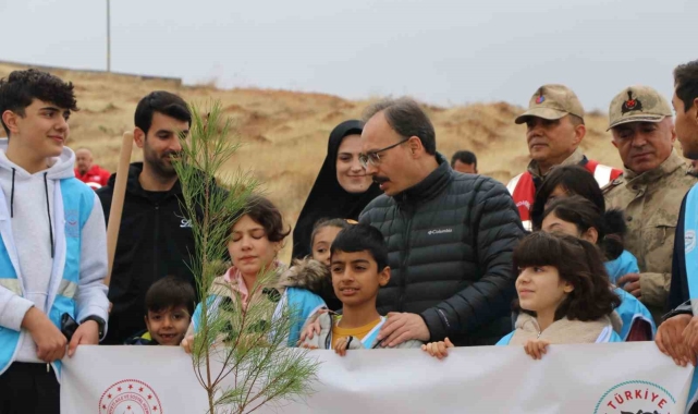 Siirt'te 2 bin 500 fidan toprakla buluştu