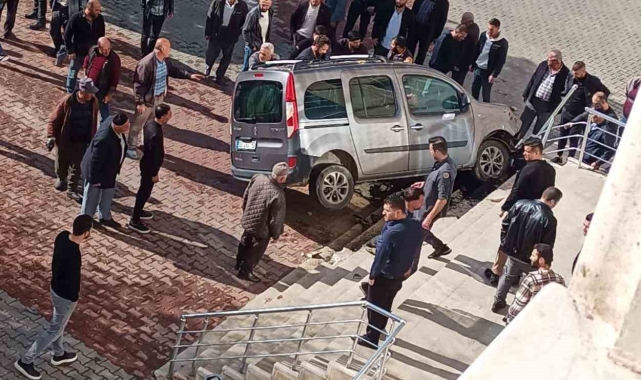 Siirt'te direksiyon başında baygınlık geçiren sürücü, aracıyla hükümet konağına daldı