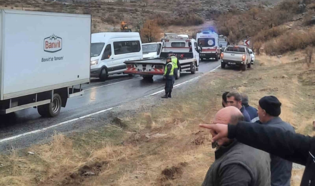 Siirt'te virajı alamayan tır devrildi: 1 yaralı